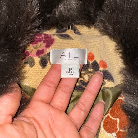 ATL Studio Brocade Floral Removeable Faux Fur Short Jacket Size 6P Button Up - Picture 6 of 10